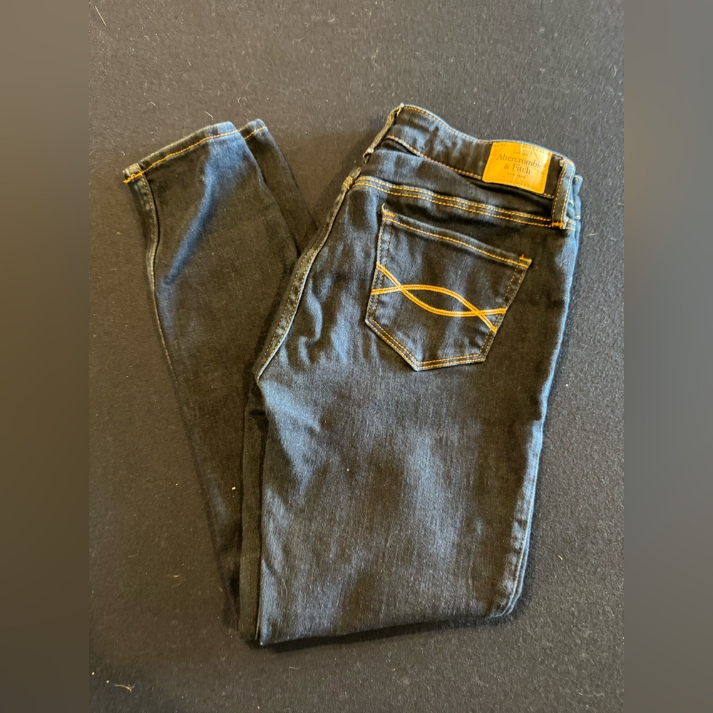 Abercrombie & Fitch Skinny Jeans with Gold Stitching Accent.  Sz 28